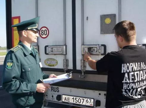 Более 200 грузовиков с грузом 